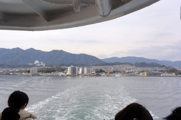 フェリーから広島方面を眺める