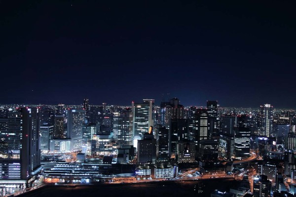 梅田スカイビル「夜景100選」にも選ばれた美しい夜景をの輝きを堪能できます